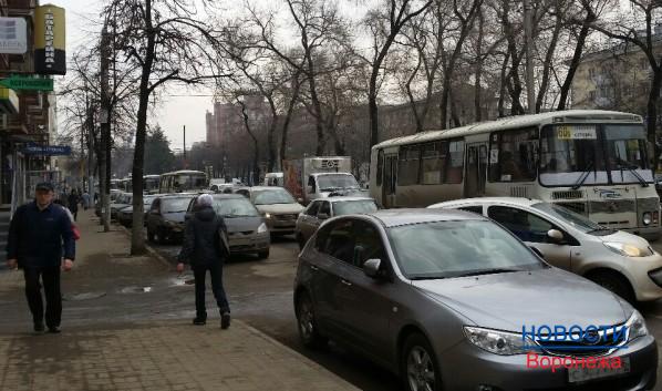 Пробка перед светофором на перекрестке Плехановской и Кольцовской.