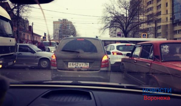В Коминтерновском районе образовались пробки из-за поломанных светофоров.