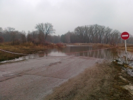 Из-за паводка затопило мост.