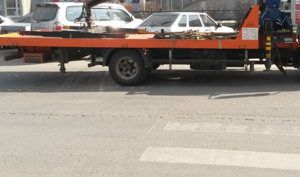 В Воронеже машины угнали с помощью эвакуатора.