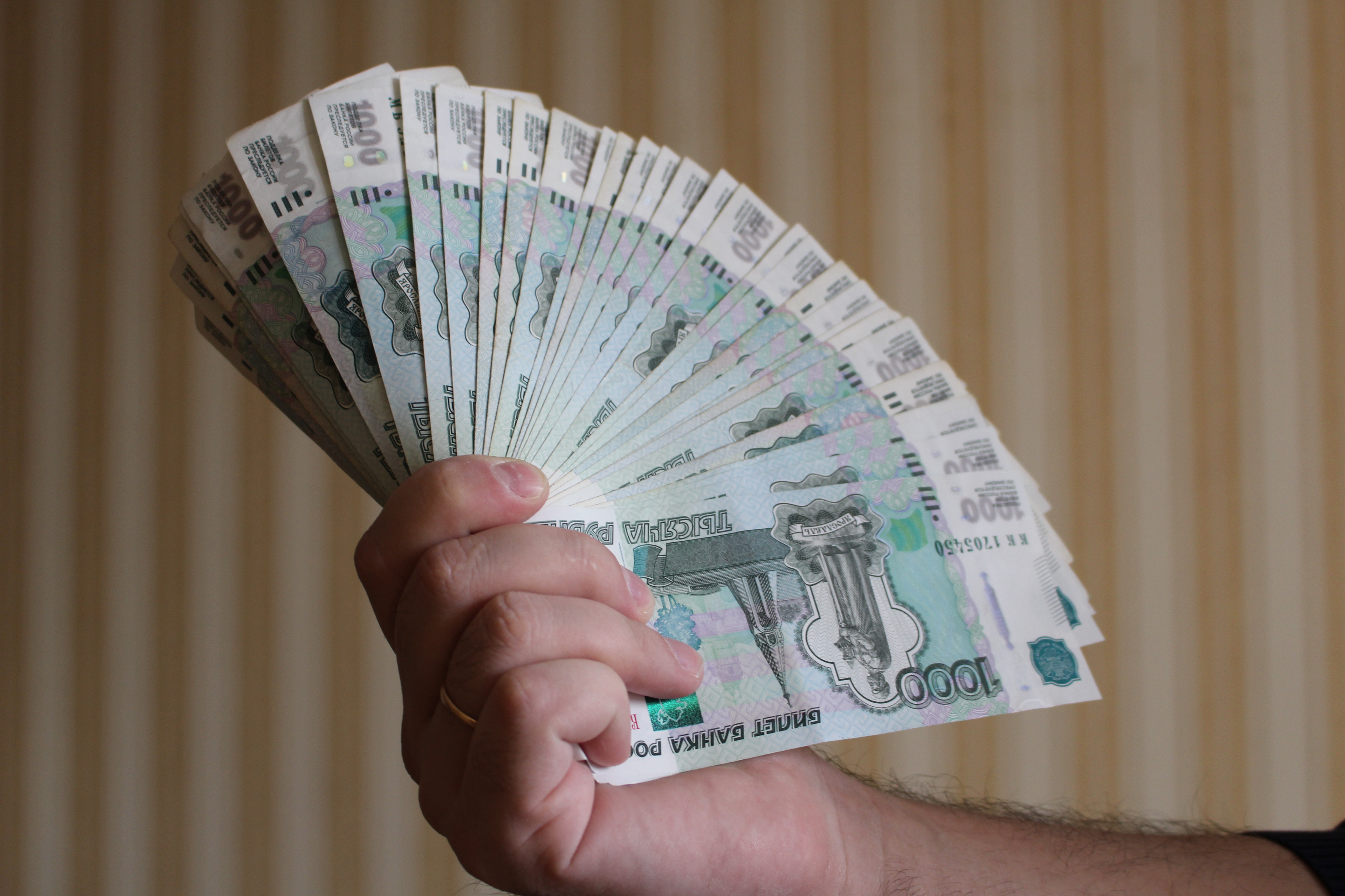 Полицейский попался на вымогательстве денег.