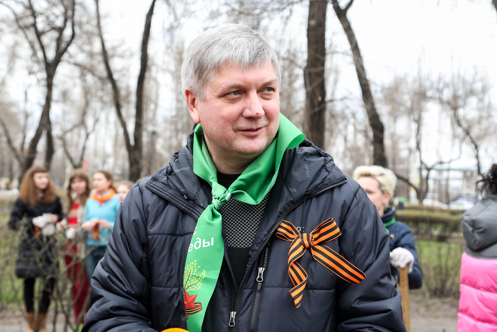 Александр Гусев принимал участие в посадке липовой аллеи и уборке мусора.