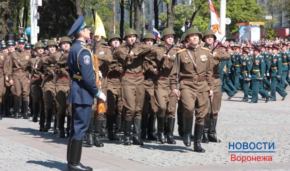 На площади Ленина прошел парад к 70-летию Победы.