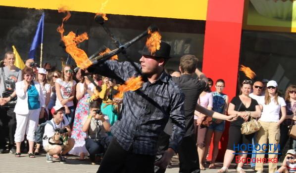 Выступление фаерщиков на шествии «Парад талантов» в Воронеже.