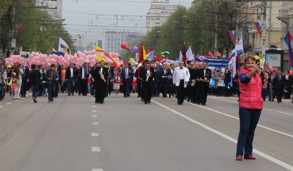 Воронежцы вышли на первомайскую демонстрацию.