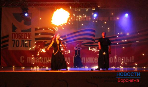 Участники фестиваля «зажигали» на сцене.
