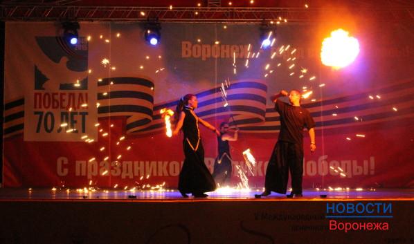 Участники фестиваля «зажигали» на сцене.