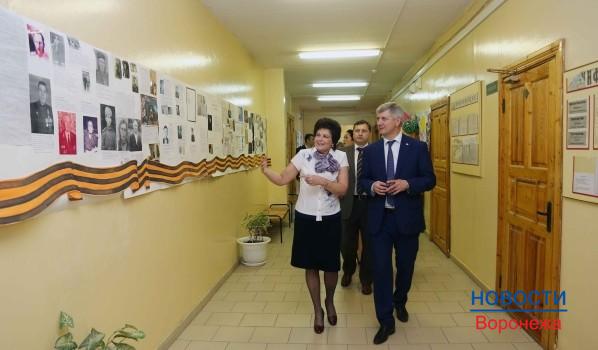 Александр Гусев посетил гимназию имени Андрея Платонова.