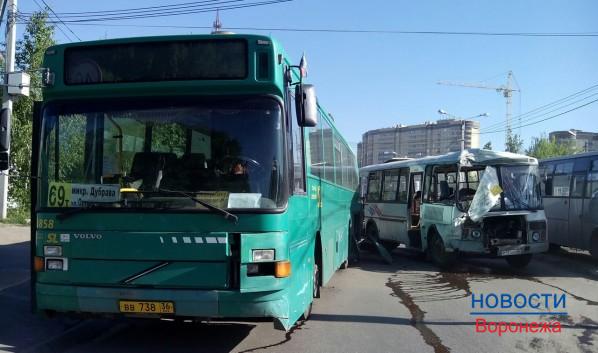 В Воронеж столкнулись два автобуса с пассажирами.