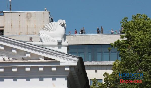 Воронежцы смотрели парад с крыши гостиницы.