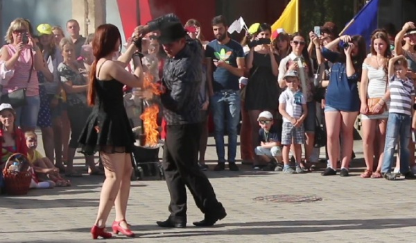Выступление фаерщиков на шествии «Парад талантов» в Воронеже.