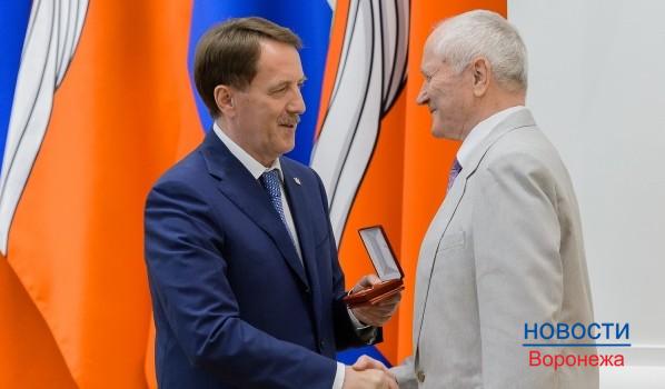 Алексей Гордеев вручил награды воронежцам.