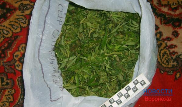 Полицейские нашли целый пакет с марихуаной.