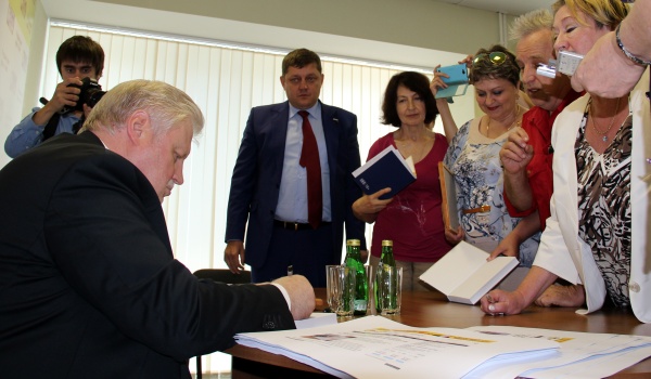 Сергей Миронов подписал свои книги.