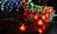 Сотни горящих свечей появились около Вечного огня.