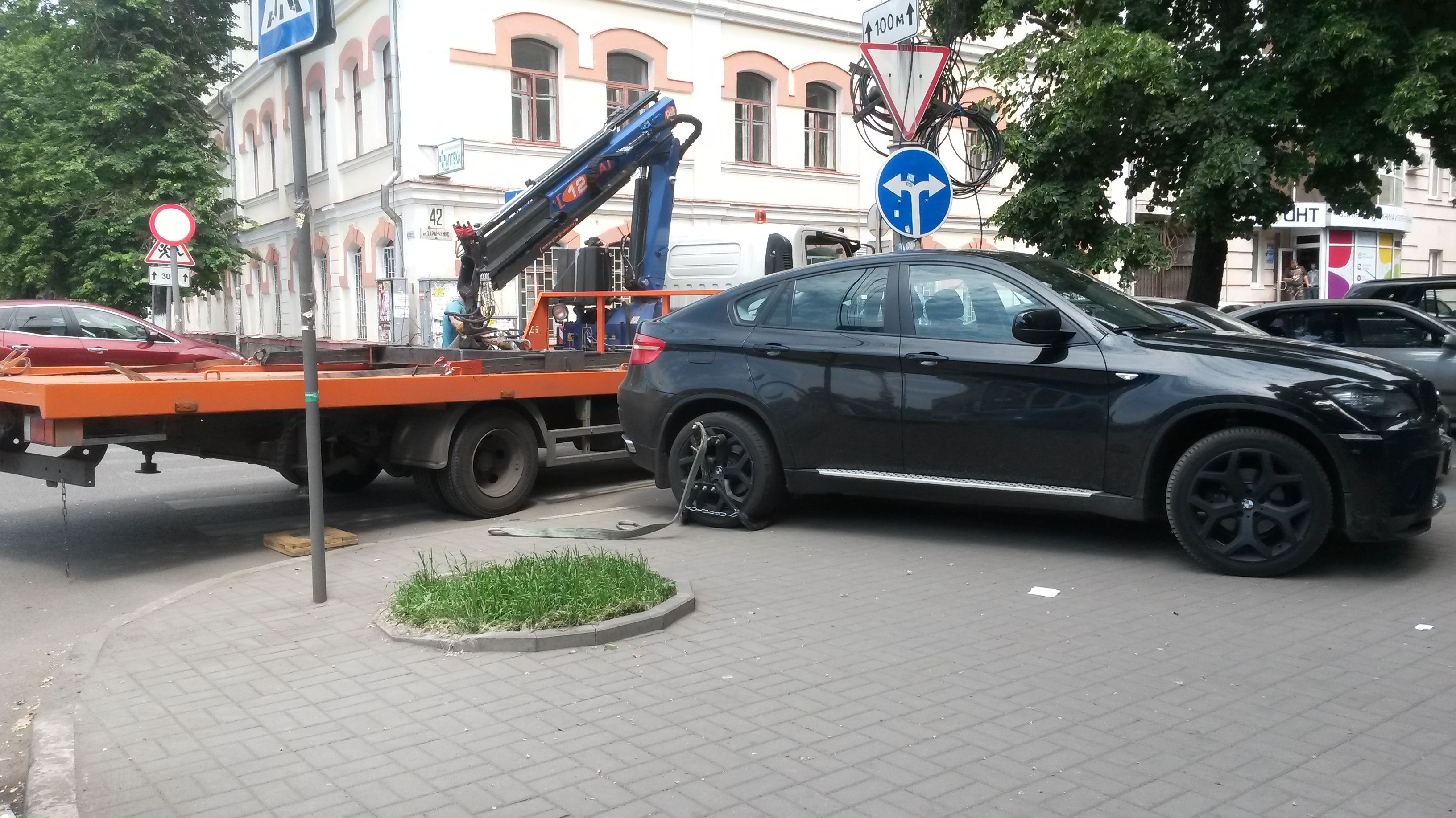 Эвакуатор воронеж. Эвакуировали машину Воронеж. Авария в Воронеже с эвакуатором. Эвакуаторы в Воронеже штрафстоянка.