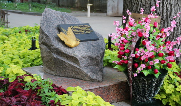 Памятник погибшим детям на Театральной.