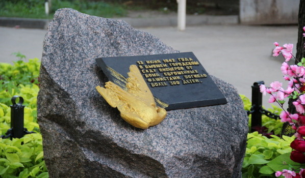Памятник погибшим детям на Театральной.