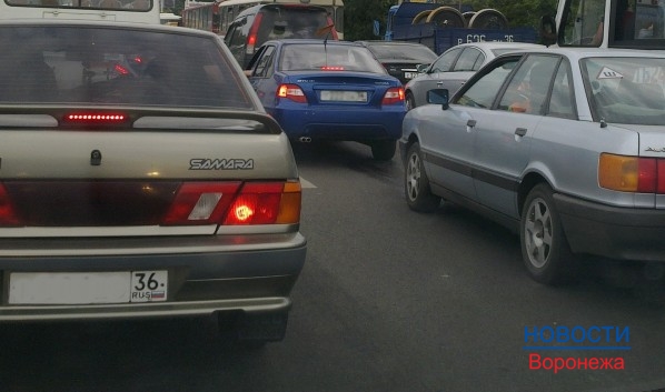 Автомобили загрязняют воздух Воронежа.