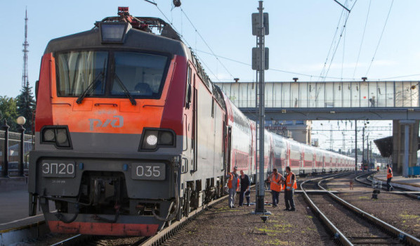 Прибытие двухэтажного сидячего поезда из Москвы в Воронеж.