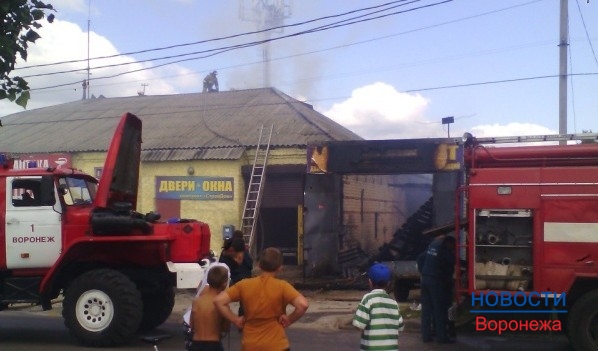 В Воронеже сгорел крупный автосервис.