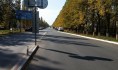 Люди ставят авто вдоль дороги до шлагбаума.