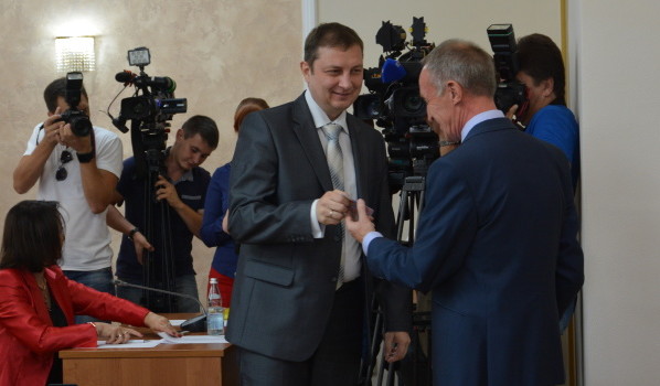 Вручение удостоверений депутатам горДумы четвертого созыва.