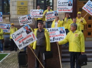 Партия вышла на акцию протеста.