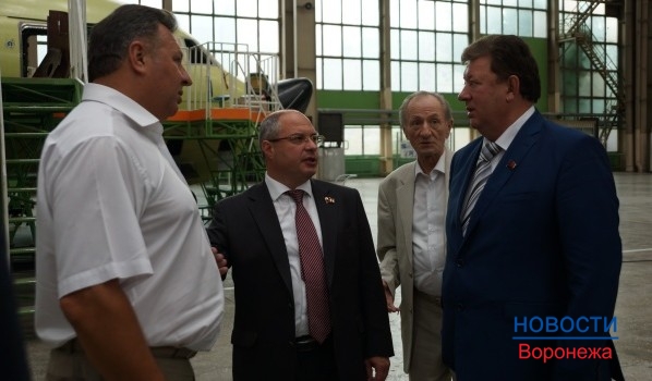 На переднем плане: директор по производству «ВАСО» и депутаты Госдумы Сергей Гаврилов и Владимир Кашин.