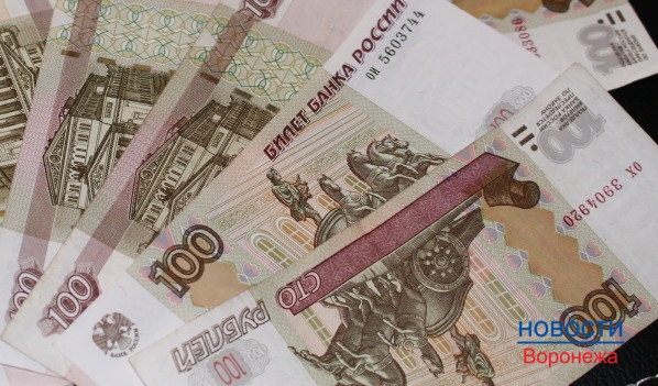 Мужчина пытался дать взятку - 500 рублей.