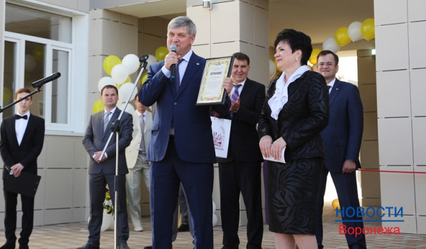 Александр Гусев вручил школе сертификат на 500 тысяч рублей.