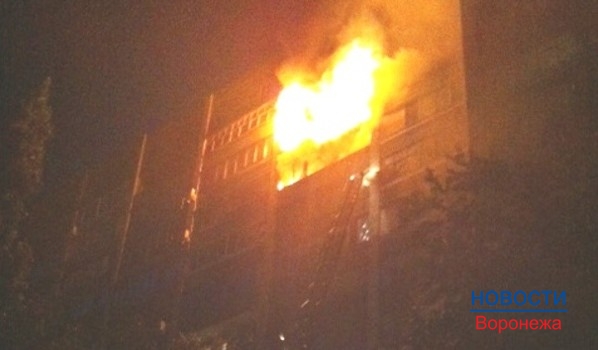 Пожар вспыхнул на десятом этаже многоэтажки.