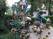 Сад «Безумное чаепитие» со скульптурами Виктории Чичинадзе.