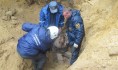 Спасатели достали пострадавших из-под земли.