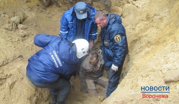 Спасатели достали пострадавших из-под земли.