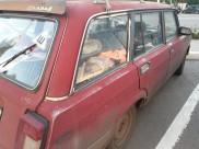 Молодые люди заглядывали в салоны припаркованных машин.