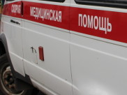 Мужчину на переходе сбила машина медиков.