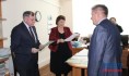 Виктор Крештель слева вручает лицензии управляющим компаниям.