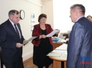 Виктор Крештель слева вручает лицензии управляющим компаниям.