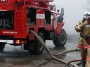Пожар приехали тушить сразу 12 пожарных машин.