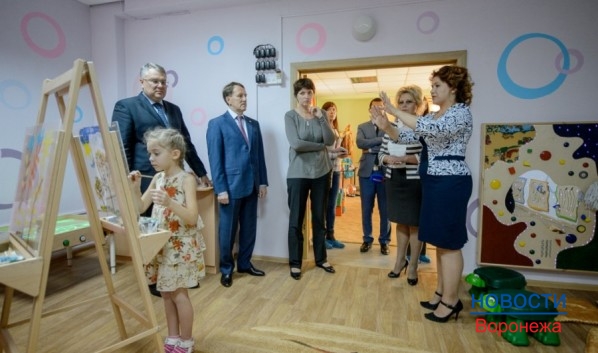 Авдотья Смирнова посетила воронежский детсад с группами детей-аутистов.
