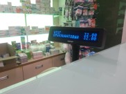 Покупатель стащил выручку из кассы аптеки.