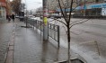 Парковочные карманы закрыли ограждениями.
