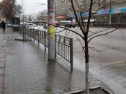 Парковочные карманы закрыли ограждениями.