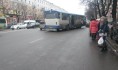 Пассажиры падают при маневрах автобусов.