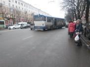 Пассажиры падают при маневрах автобусов.