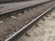Электровоз сбил молодого байкера.