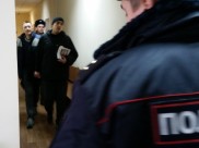 Михаила Безменского и Игоря Житенева ведут в зал суда.