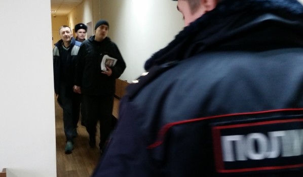 Михаила Безменского и Игоря Житенева ведут в зал суда.