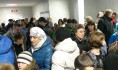 Болельщики поддерживают спортсменов в холле ФОКа.